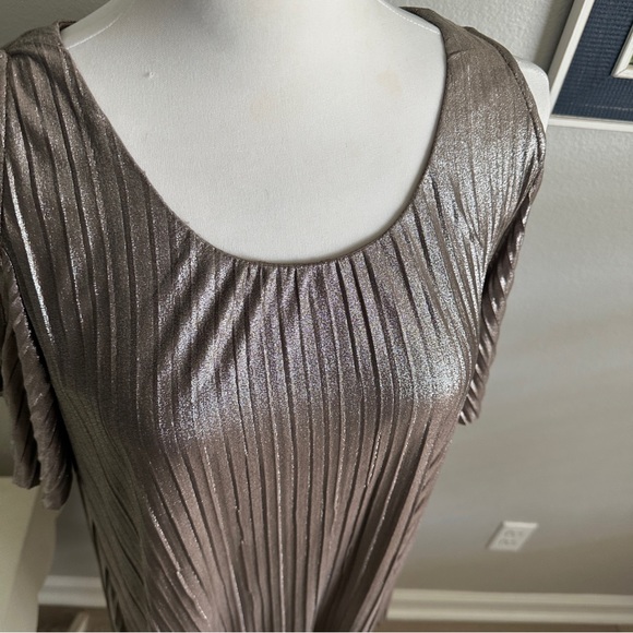 She & Sky Bronze Gold Metallic Pleated Cold Shoulder Dress Women’s Small - Picture 5 of 9